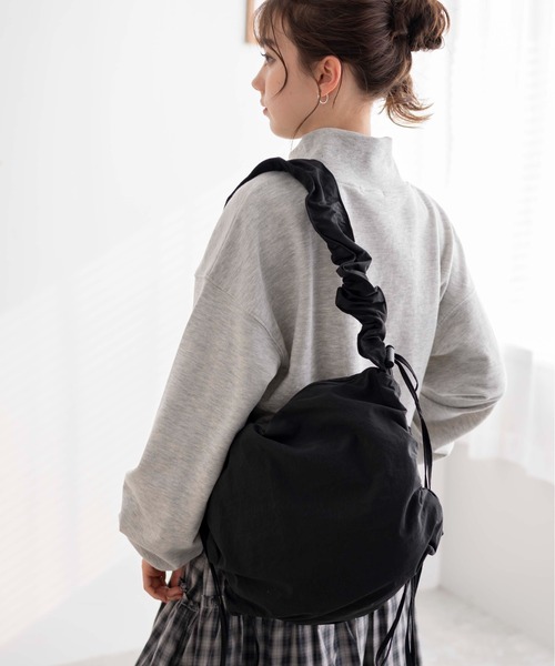 WEGO（ウィゴー）の「WEGO/ドロストギャザーショルダー（ショルダーバッグ・レディース・ホワイト/シルバー/ブラック系その他/ブラック/その他1/その他2/ホワイト系その他/ライトインディゴブルー/その他3/その他4/その他6/その他5・FREE）」の3枚目の写真