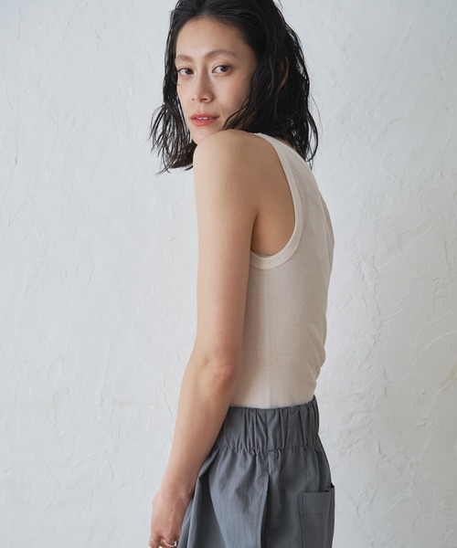 audrey and john wad（オードリーアンドジョンワッド）の「シアーテレコタンクトップ-手洗い可-（タンクトップ・レディース・グレー/オフホワイト/グレイッシュベージュ/ブラック・FREE）」の5枚目の写真