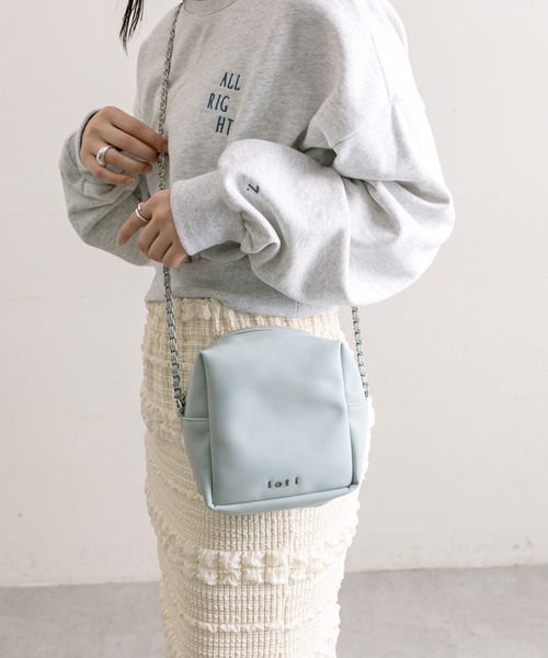 loti（ロティ）の「【2色展開】loti スクエアチェーンショルダーバッグ（ショルダーバッグ・レディース・ブルー/アイボリー・ONE SIZE）」の2枚目の写真