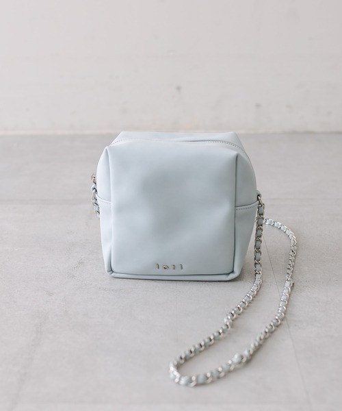 loti（ロティ）の「【2色展開】loti スクエアチェーンショルダーバッグ（ショルダーバッグ・レディース・ブルー/アイボリー・ONE SIZE）」の7枚目の写真