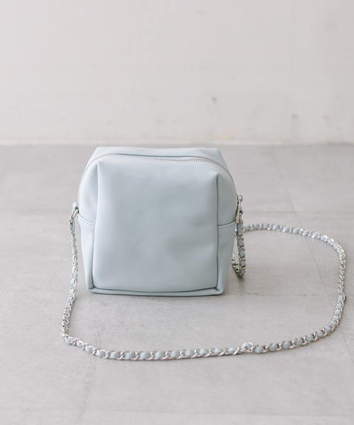 loti（ロティ）の「【2色展開】loti スクエアチェーンショルダーバッグ（ショルダーバッグ・レディース・ブルー/アイボリー・ONE SIZE）」の5枚目の写真