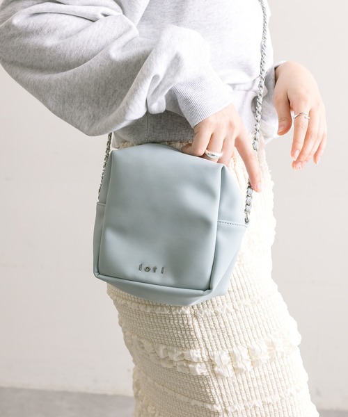 loti（ロティ）の「【2色展開】loti スクエアチェーンショルダーバッグ（ショルダーバッグ・レディース・ブルー/アイボリー・ONE SIZE）」の16枚目の写真