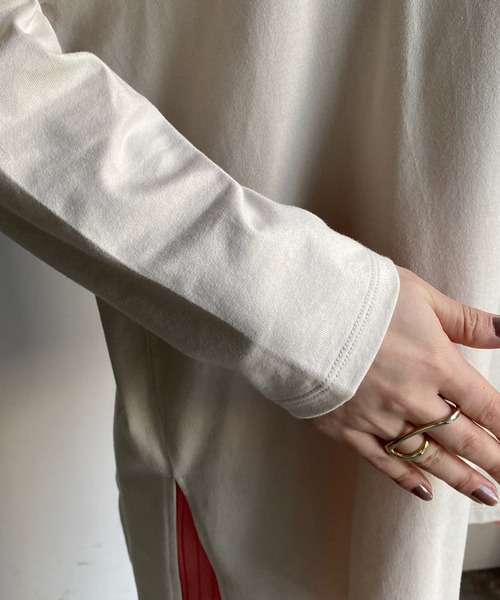 DouDou（ドゥドゥ）の「袖スリットTEE（Tシャツ/カットソー・レディース・ブラック/ライトベージュ/オフホワイト・FREE）」の4枚目の写真