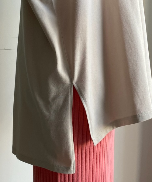 DouDou（ドゥドゥ）の「袖スリットTEE（Tシャツ/カットソー・レディース・ブラック/ライトベージュ/オフホワイト・FREE）」の5枚目の写真