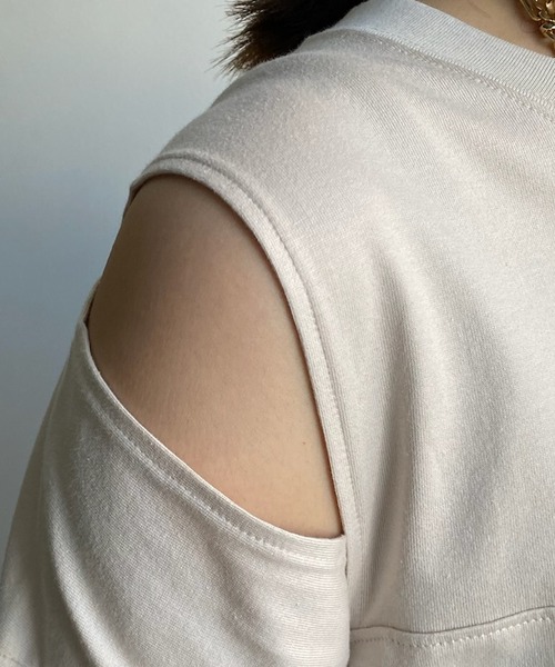 DouDou（ドゥドゥ）の「袖スリットTEE（Tシャツ/カットソー・レディース・ブラック/ライトベージュ/オフホワイト・FREE）」の6枚目の写真