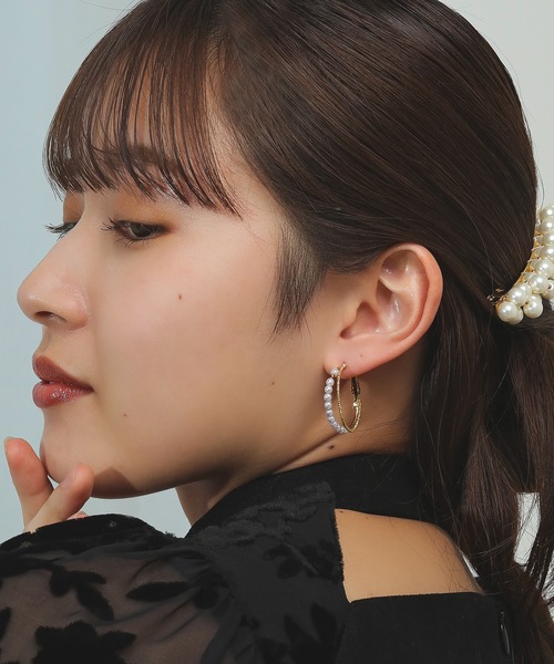 Kana(カナ)の「ツイストメタル 上品 パール 2連 フープ ピアス パーティー 結婚式 お呼ばれ オケージョン デイリー(ピアス(両耳用)・レディース・ゴールド/シルバー・フリー)」の7枚目の写真