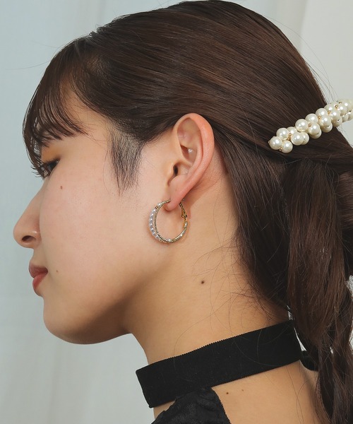 Kana(カナ)の「ツイストメタル 上品 パール 2連 フープ ピアス パーティー 結婚式 お呼ばれ オケージョン デイリー(ピアス(両耳用)・レディース・ゴールド/シルバー・フリー)」の8枚目の写真