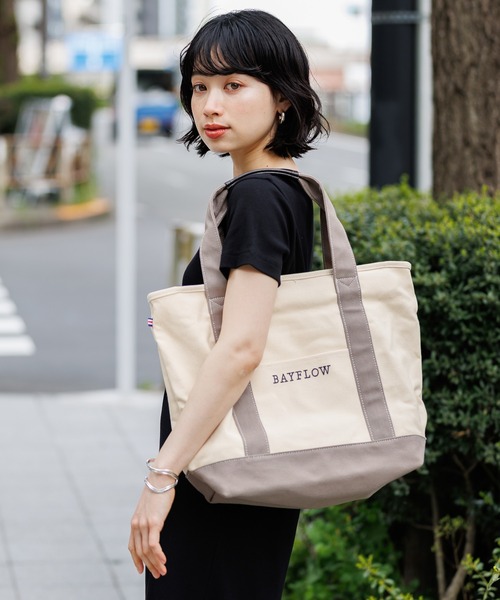 【ほぼ新品】刺繍バックロゴ Ｆサイズ 長財布も手帳もすっぽり。ポケットのようなショルダーバッグ