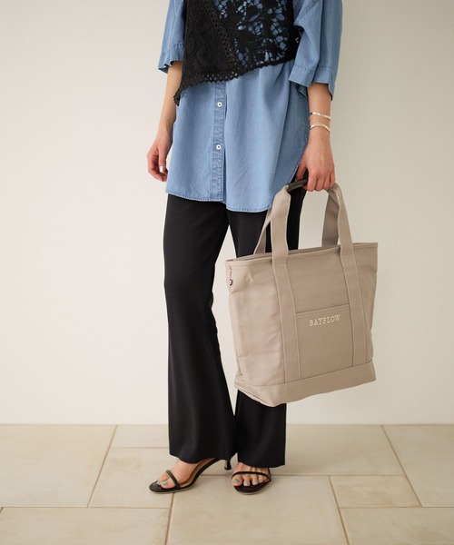 BAYFLOW（ベイフロー）の「[旅行やマザーズバッグに]ショルダーZIPロゴトート Lサイズ（トートバッグ・レディース・グレー/ブラック系/ベージュ・FREE）」の6枚目の写真