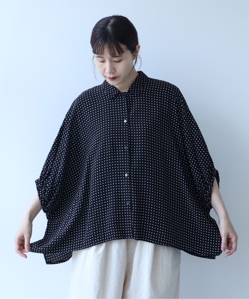 yuni（ユニ ）の「レーヨンドットプリント ドローシングスリーブ 