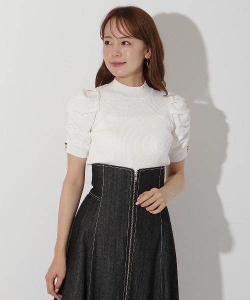 AND COUTURE(アンドクチュール)の「袖ギャザーボウタイ付き半袖ニットプルオーバー(ニット/セーター・レディース・オレンジ/ライトグレー/ダークグリーン/オフホワイト・FREE)」の10枚目の写真