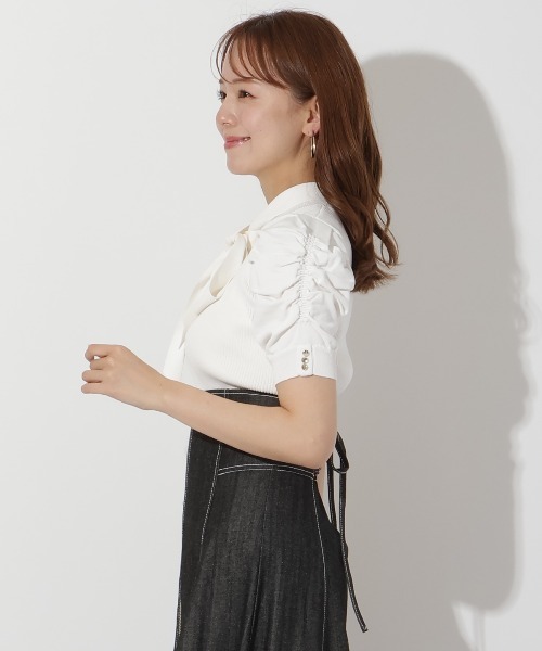 AND COUTURE(アンドクチュール)の「袖ギャザーボウタイ付き半袖ニットプルオーバー(ニット/セーター・レディース・オレンジ/ライトグレー/ダークグリーン/オフホワイト・FREE)」の5枚目の写真