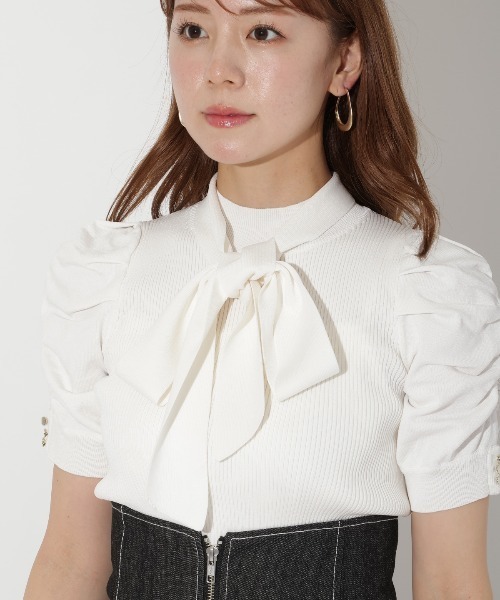 AND COUTURE(アンドクチュール)の「袖ギャザーボウタイ付き半袖ニットプルオーバー(ニット/セーター・レディース・オレンジ/ライトグレー/ダークグリーン/オフホワイト・FREE)」の8枚目の写真