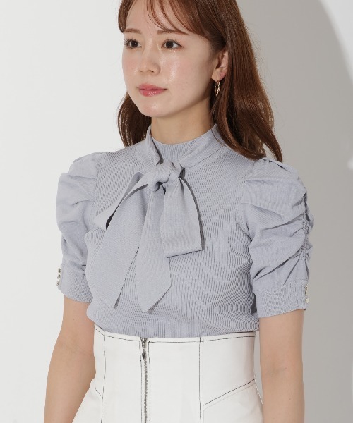 AND COUTURE(アンドクチュール)の「袖ギャザーボウタイ付き半袖ニットプルオーバー(ニット/セーター・レディース・オレンジ/ライトグレー/ダークグリーン/オフホワイト・FREE)」の14枚目の写真