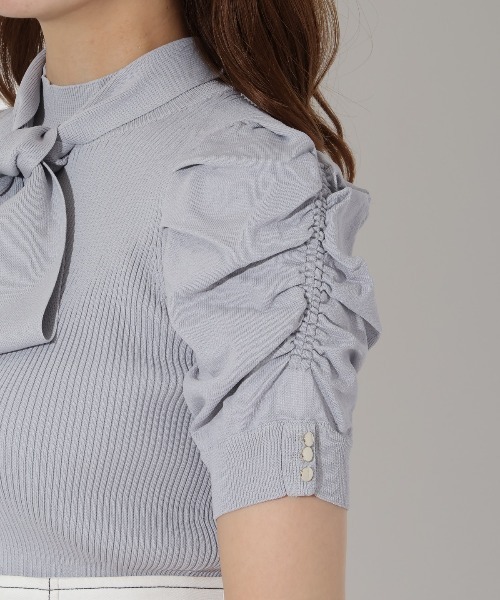 AND COUTURE(アンドクチュール)の「袖ギャザーボウタイ付き半袖ニットプルオーバー(ニット/セーター・レディース・オレンジ/ライトグレー/ダークグリーン/オフホワイト・FREE)」の15枚目の写真
