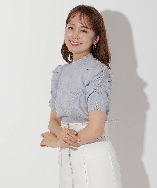 AND COUTURE(アンドクチュール)の「袖ギャザーボウタイ付き半袖ニットプルオーバー(ニット/セーター・レディース・オレンジ/ライトグレー/ダークグリーン/オフホワイト・FREE)」の16枚目の写真