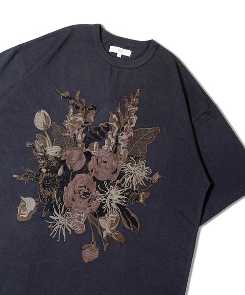 Revo.(レボ)の「REVO-フラワーエンブロイダリーSSTEE(Tシャツ/カットソー・メンズ・ホワイト/ブラック・M/L)」の1枚目の写真