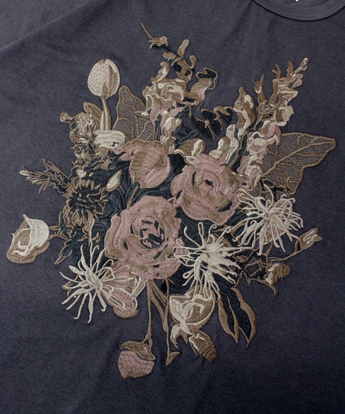 Revo.(レボ)の「REVO-フラワーエンブロイダリーSSTEE(Tシャツ/カットソー・メンズ・ホワイト/ブラック・M/L)」の5枚目の写真