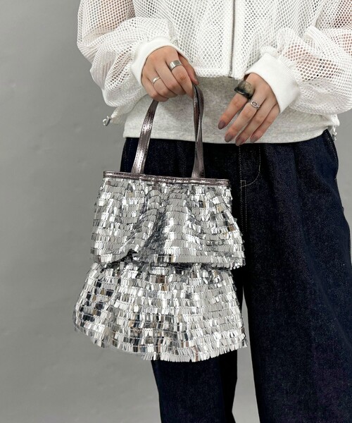 fredy emue（フレディエミュ）の「【CASSELINI/キャセリーニ】スパンコールフリルハンドバッグ（ハンドバッグ・レディース・シルバー/ブラック・FREE）」の2枚目の写真