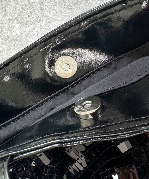 fredy emue（フレディエミュ）の「【CASSELINI/キャセリーニ】スパンコールフリルハンドバッグ（ハンドバッグ・レディース・シルバー/ブラック・FREE）」の7枚目の写真