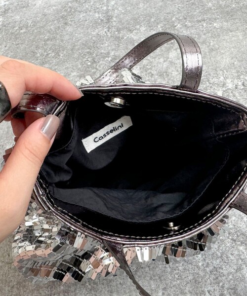 fredy emue（フレディエミュ）の「【CASSELINI/キャセリーニ】スパンコールフリルハンドバッグ（ハンドバッグ・レディース・シルバー/ブラック・FREE）」の4枚目の写真