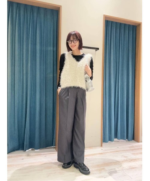 BAYFLOW（ベイフロー）の「[すっきり見えするネックライン]シアーベロアクルーネックプルオーバー（Tシャツ/カットソー・レディース・キャメル/ブラック/オフホワイト・FREE）」の4枚目の写真