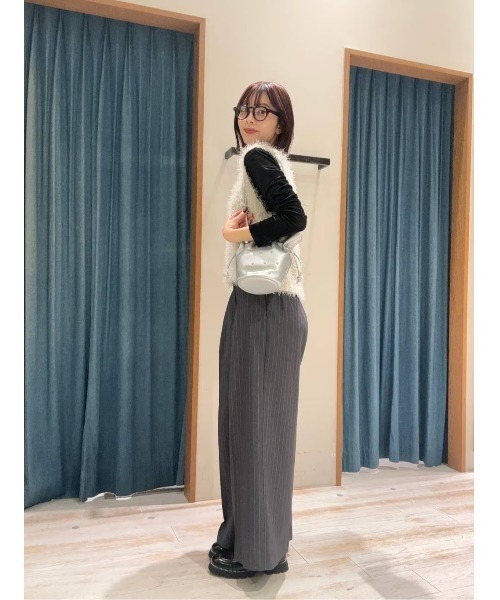 BAYFLOW（ベイフロー）の「[すっきり見えするネックライン]シアーベロアクルーネックプルオーバー（Tシャツ/カットソー・レディース・キャメル/ブラック/オフホワイト・FREE）」の5枚目の写真