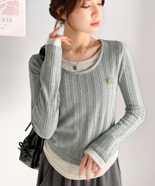 mily bilet(ミウィビレット)の「【mily bilet】トレンド感満載のドッキングデザイン。ブローチ付き異素材レイヤード風ケーブル編みカットソー(長袖)(Tシャツ/カットソー・レディース・グレー/ブラック/アイボリー・LARGE/MEDIUM/SMALL/X-LARGE)」の1枚目の写真