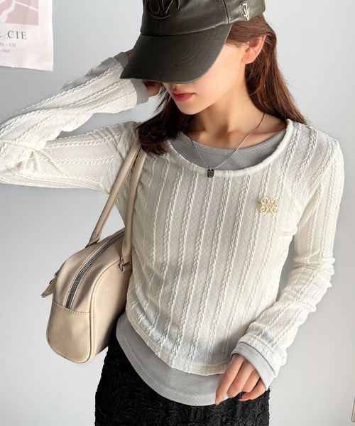 mily bilet(ミウィビレット)の「【mily bilet】トレンド感満載のドッキングデザイン。ブローチ付き異素材レイヤード風ケーブル編みカットソー(長袖)(Tシャツ/カットソー・レディース・グレー/ブラック/アイボリー・LARGE/MEDIUM/SMALL/X-LARGE)」の2枚目の写真