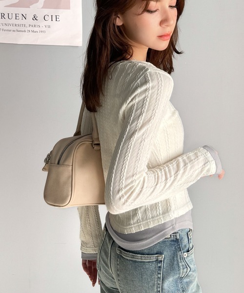 mily bilet(ミウィビレット)の「【mily bilet】トレンド感満載のドッキングデザイン。ブローチ付き異素材レイヤード風ケーブル編みカットソー(長袖)(Tシャツ/カットソー・レディース・グレー/ブラック/アイボリー・LARGE/MEDIUM/SMALL/X-LARGE)」の9枚目の写真