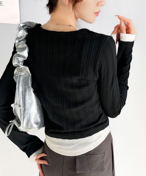 mily bilet(ミウィビレット)の「【mily bilet】トレンド感満載のドッキングデザイン。ブローチ付き異素材レイヤード風ケーブル編みカットソー(長袖)(Tシャツ/カットソー・レディース・グレー/ブラック/アイボリー・LARGE/MEDIUM/SMALL/X-LARGE)」の14枚目の写真