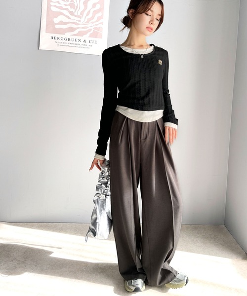 mily bilet(ミウィビレット)の「【mily bilet】トレンド感満載のドッキングデザイン。ブローチ付き異素材レイヤード風ケーブル編みカットソー(長袖)(Tシャツ/カットソー・レディース・グレー/ブラック/アイボリー・LARGE/MEDIUM/SMALL/X-LARGE)」の21枚目の写真