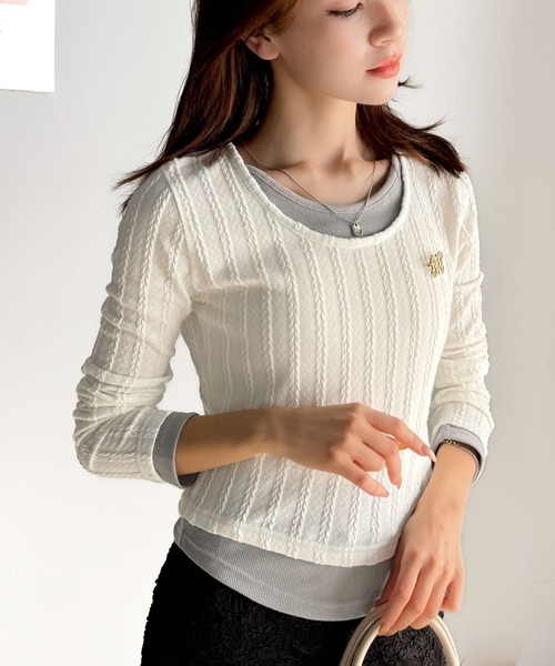mily bilet(ミウィビレット)の「【mily bilet】トレンド感満載のドッキングデザイン。ブローチ付き異素材レイヤード風ケーブル編みカットソー(長袖)(Tシャツ/カットソー・レディース・グレー/ブラック/アイボリー・LARGE/MEDIUM/SMALL/X-LARGE)」の6枚目の写真