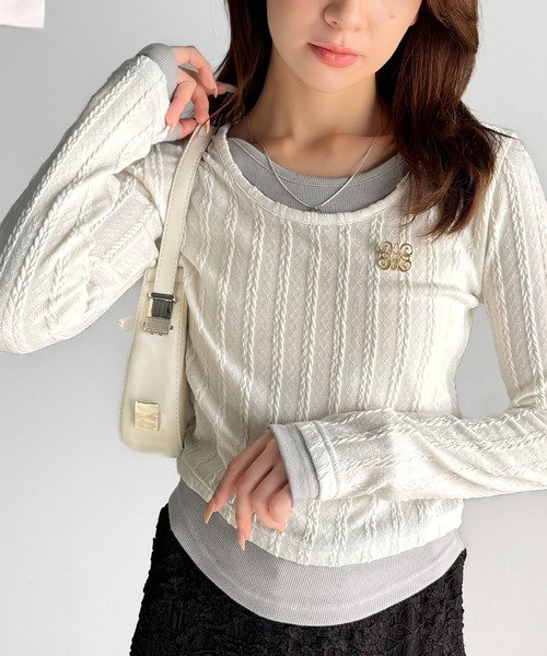 mily bilet(ミウィビレット)の「【mily bilet】トレンド感満載のドッキングデザイン。ブローチ付き異素材レイヤード風ケーブル編みカットソー(長袖)(Tシャツ/カットソー・レディース・グレー/ブラック/アイボリー・LARGE/MEDIUM/SMALL/X-LARGE)」の4枚目の写真
