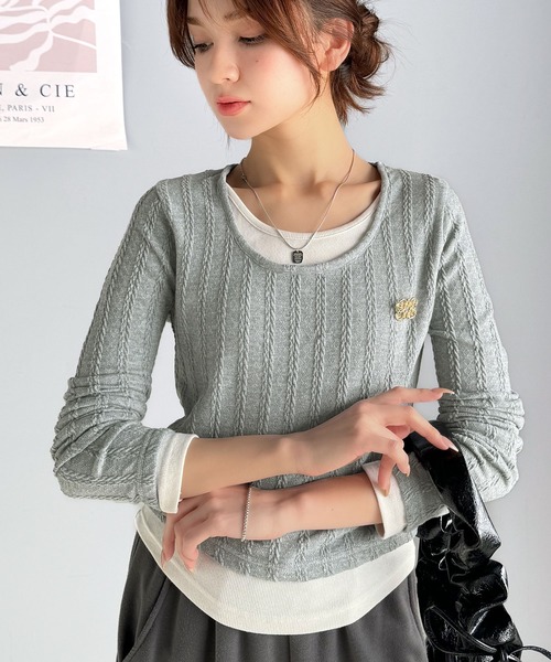 mily bilet(ミウィビレット)の「【mily bilet】トレンド感満載のドッキングデザイン。ブローチ付き異素材レイヤード風ケーブル編みカットソー(長袖)(Tシャツ/カットソー・レディース・グレー/ブラック/アイボリー・LARGE/MEDIUM/SMALL/X-LARGE)」の16枚目の写真