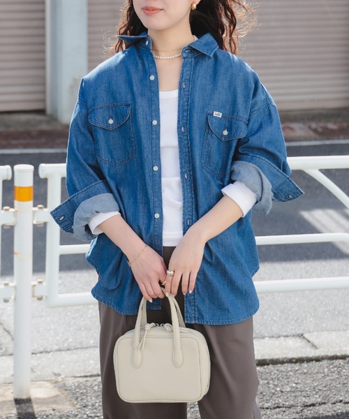 Lee(リー)の「【別注】Lee / ルーズフィット デニム シャツ(シャツ/ブラウス・レディース・ライトブルー/ロイヤルブルー・ONE SIZE)」の2枚目の写真