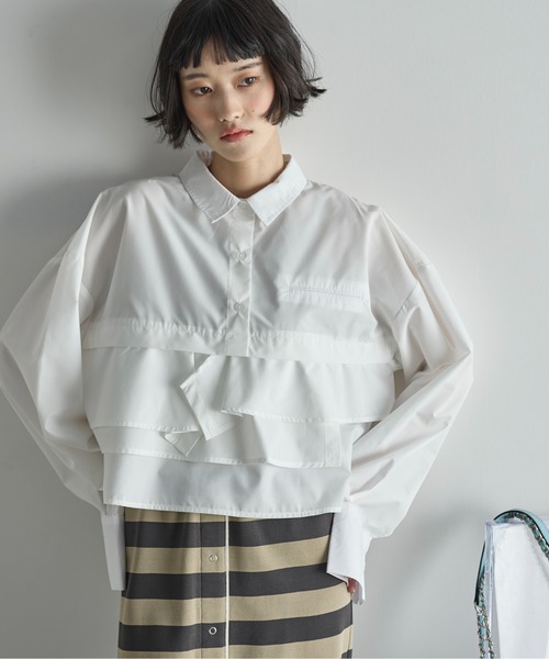 THE YOn(ザヨン)の「ラッフルヘムクロップドシャツ(シャツ/ブラウス・レディース・グレー/オフホワイト/サックスブルー・FREE)」の2枚目の写真