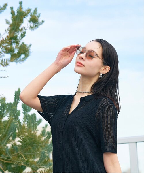 Zoff（ゾフ）の「【WEB限定】ボストン 型調光サングラス｜カラーレンズ｜トレンド｜紫外線対策｜UVカット｜レンズの色が変わるサングラス｜Zoff｜COLOR SUNGLASSES（サングラス・レディース・ブラック/ブラウン系その他5/ライトグレー系・FREE）」の4枚目の写真