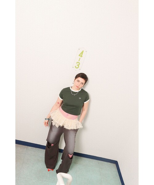 FRED PERRY（フレッドペリー）の「FRED PERRY / CROPPED RINGER T-SHIRT（Tシャツ/カットソー・レディース・ダークグリーン/ホワイト・10）」の4枚目の写真