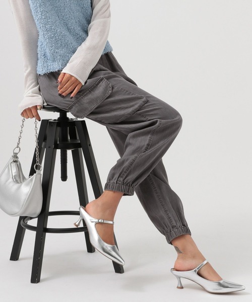 BAYFLOW（ベイフロー）の「[薄手＆しなやかな素材感]デニムカーゴパンツ（カーゴパンツ・レディース・インディゴブルー/ブラック・SMALL/MEDIUM）」の7枚目の写真