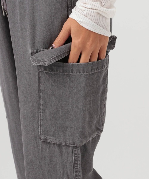 BAYFLOW（ベイフロー）の「[薄手＆しなやかな素材感]デニムカーゴパンツ（カーゴパンツ・レディース・インディゴブルー/ブラック・SMALL/MEDIUM）」の18枚目の写真