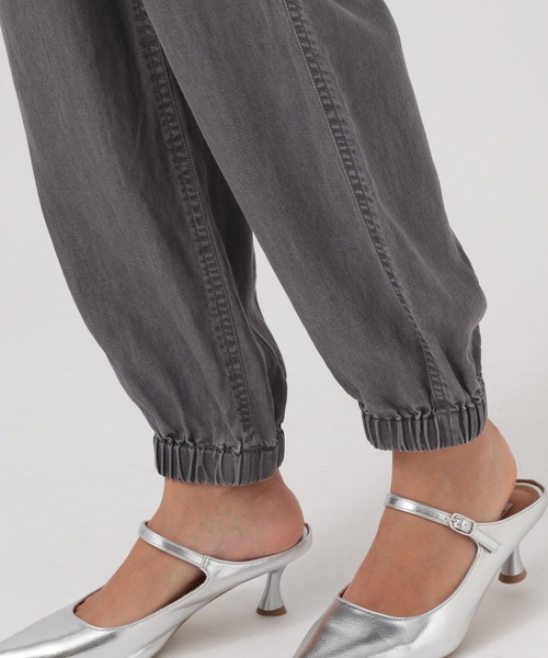 BAYFLOW（ベイフロー）の「[薄手＆しなやかな素材感]デニムカーゴパンツ（カーゴパンツ・レディース・インディゴブルー/ブラック・SMALL/MEDIUM）」の17枚目の写真