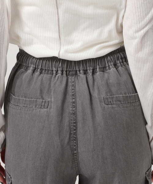 BAYFLOW（ベイフロー）の「[薄手＆しなやかな素材感]デニムカーゴパンツ（カーゴパンツ・レディース・インディゴブルー/ブラック・SMALL/MEDIUM）」の16枚目の写真