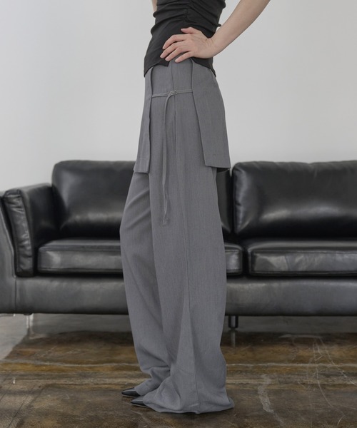 UNE MANSION（ユヌマンション）の「サイドベルトラップスカート付きセミブーツカットスラックス（スラックス・レディース・ベージュ/グレー/ブラック・LARGE/SMALL/MEDIUM）」の3枚目の写真
