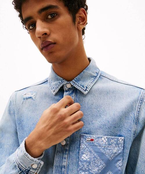 tommy jeans（トミー ジーンズ）の「レギュラーデニムシャツ（シャツ/ブラウス・メンズ・インディゴブルー・LARGE/MEDIUM/SMALL/X-LARGE）」の2枚目の写真