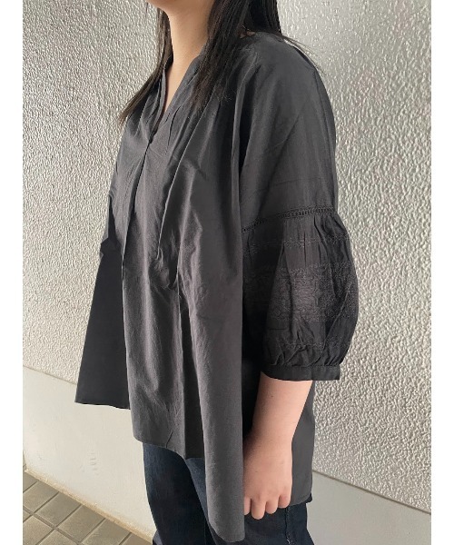 WORLD WIDE LOVE!（ワールドワイドラブ）の「スッキッパー刺繍ブラウス（シャツ/ブラウス・レディース・オフホワイト/グレイッシュベージュ/スミクロ/ブルー・M）」の2枚目の写真