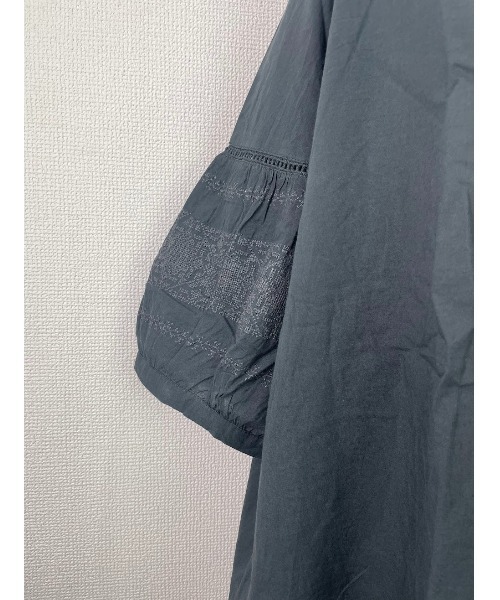 WORLD WIDE LOVE!（ワールドワイドラブ）の「スッキッパー刺繍ブラウス（シャツ/ブラウス・レディース・オフホワイト/グレイッシュベージュ/スミクロ/ブルー・M）」の13枚目の写真