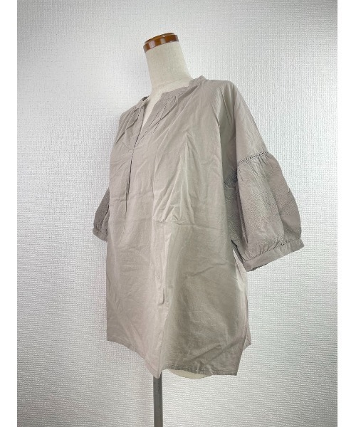 WORLD WIDE LOVE!（ワールドワイドラブ）の「スッキッパー刺繍ブラウス（シャツ/ブラウス・レディース・オフホワイト/グレイッシュベージュ/スミクロ/ブルー・M）」の17枚目の写真