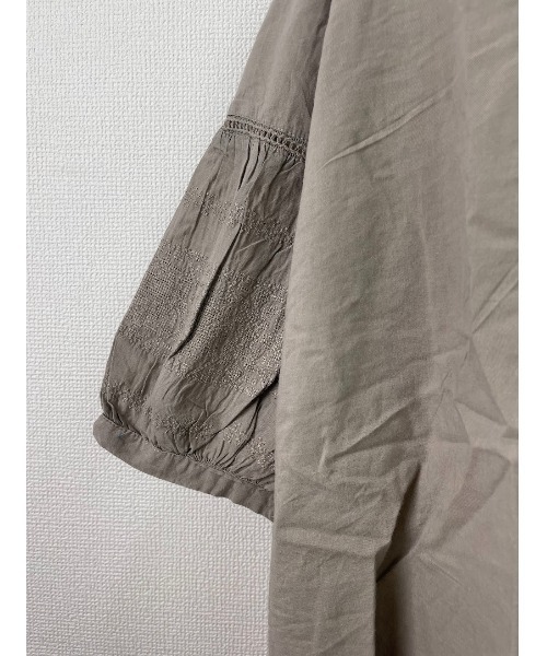 WORLD WIDE LOVE!（ワールドワイドラブ）の「スッキッパー刺繍ブラウス（シャツ/ブラウス・レディース・オフホワイト/グレイッシュベージュ/スミクロ/ブルー・M）」の19枚目の写真