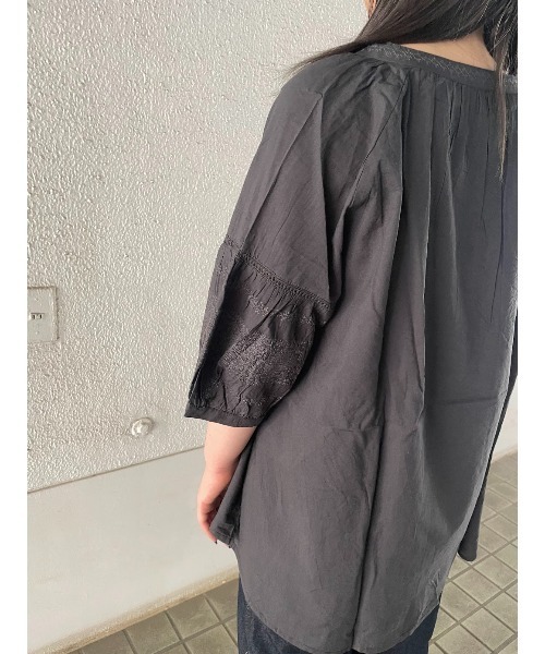 WORLD WIDE LOVE!（ワールドワイドラブ）の「スッキッパー刺繍ブラウス（シャツ/ブラウス・レディース・オフホワイト/グレイッシュベージュ/スミクロ/ブルー・M）」の16枚目の写真